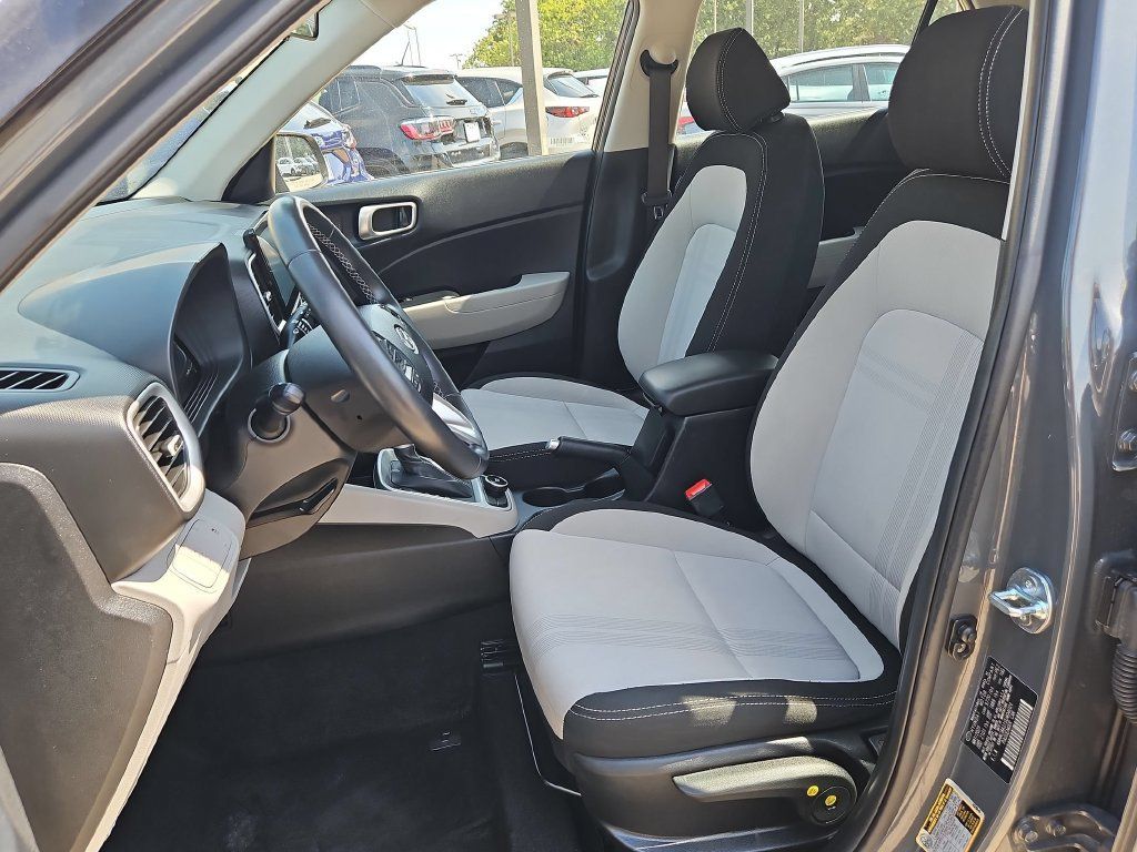 Used 2025 Hyundai Venue SEL FWD image 25