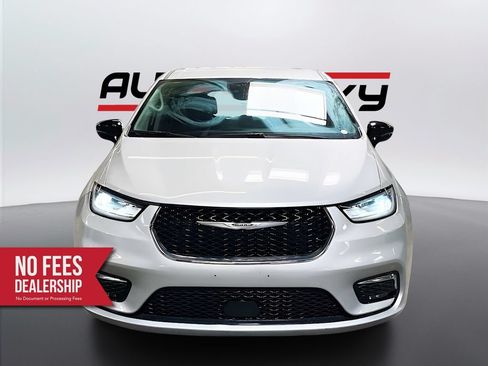 Used 2024 Chrysler Pacifica Touring-L FWD image 2