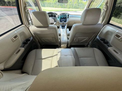 Used 2005 Toyota Highlander 4WD V6 w/ 3rd Row image 15