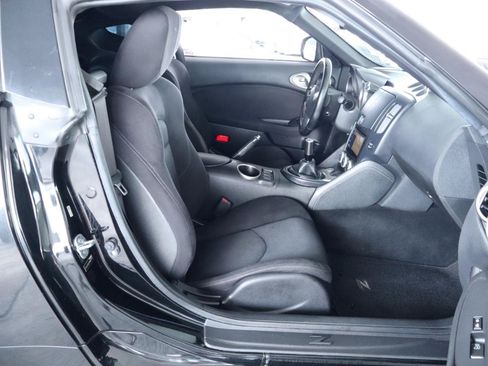 Used 2017 Nissan 370Z Coupe RWD image 30
