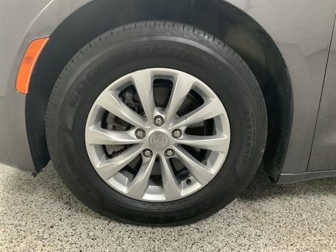 Used 2018 Chrysler Pacifica Touring-L image 9