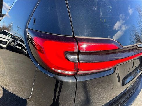 Used 2024 Chrysler Pacifica Touring-L image 29