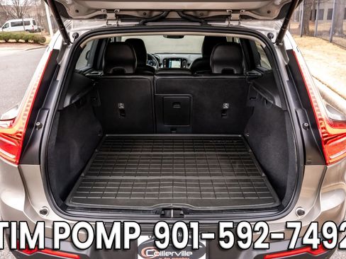 Used 2022 Volvo XC40 T5 Momentum image 11