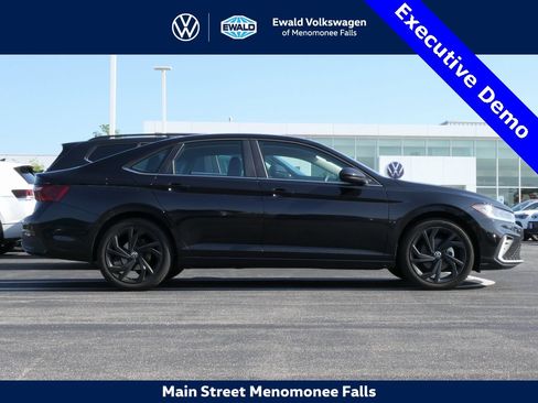 New 2025 Volkswagen Jetta SE image 2