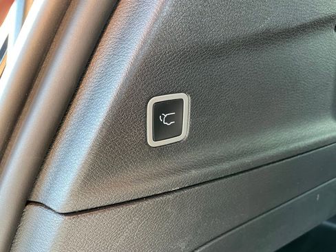 Used 2025 Chrysler Pacifica Limited image 37