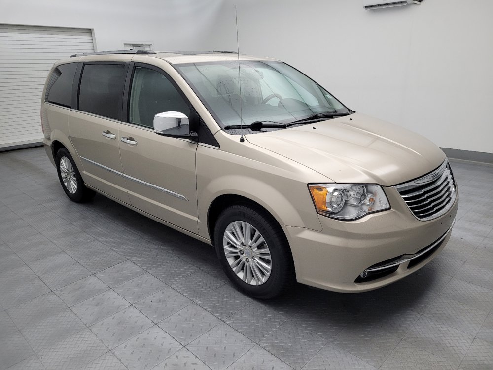 Used 2014 Chrysler Town & Country Limited w/ Luxury Group FWD image 11