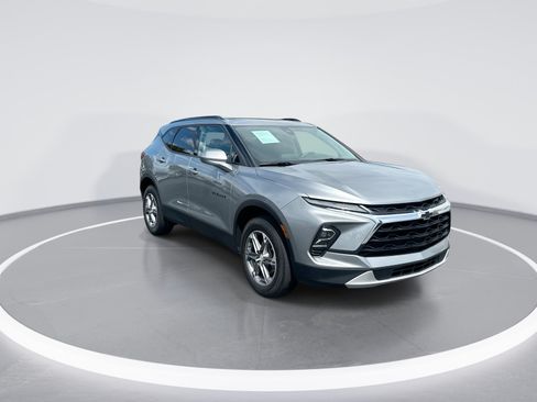 Used 2024 Chevrolet Blazer LT w/ Convenience Package FWD image 2
