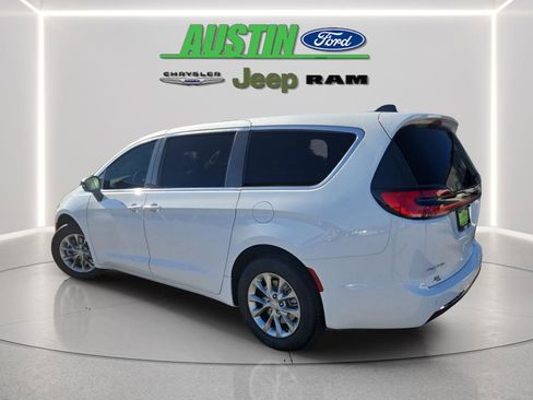 New 2026 Chrysler Pacifica Select AWD/4WD image 3