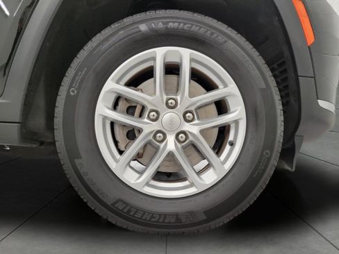 Used 2024 Jeep Grand Cherokee L Laredo AWD/4WD image 4