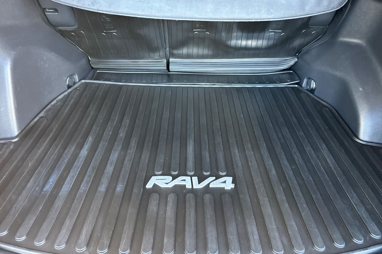 Used 2021 Toyota RAV4 XLE AWD/4WD image 16