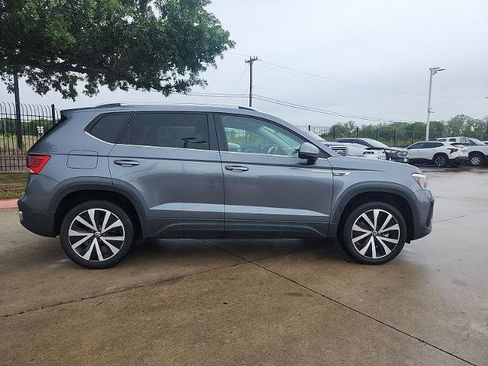 Used 2024 Volkswagen Taos SE FWD image 2