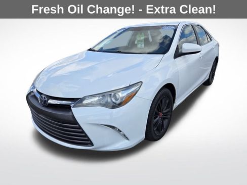 Used 2017 Toyota Camry SE image 3