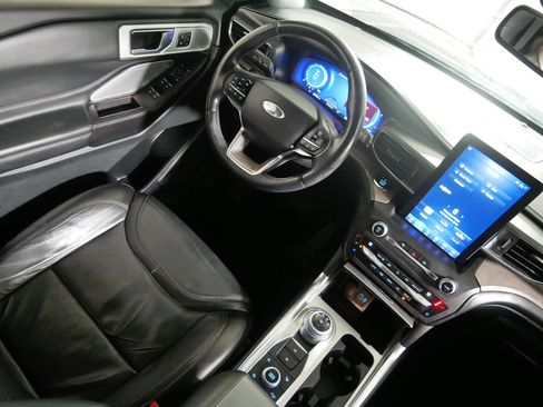 Used 2020 Ford Explorer Platinum w/ Premium Technology Package image 9