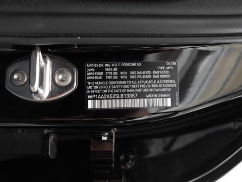 Certified 2025 Porsche Macan AWD/4WD image 39