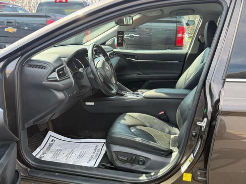 Used 2019 Toyota Camry XLE image 9