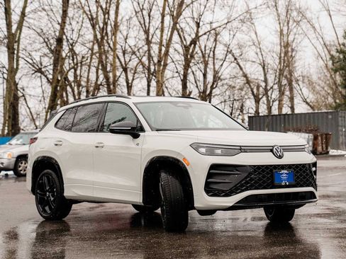 New 2026 Volkswagen Tiguan SE R-Line image 2