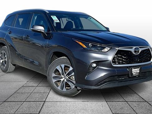 Used 2024 Toyota Highlander XLE image 2