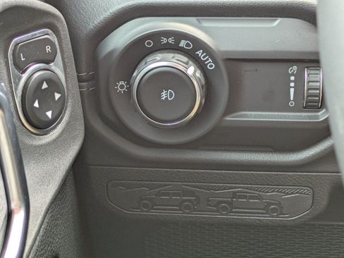 Used 2025 Jeep Wrangler Unlimited Sahara AWD/4WD image 18