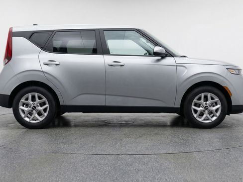 Used 2025 Kia Soul LX w/ LX Technology Package FWD image 11