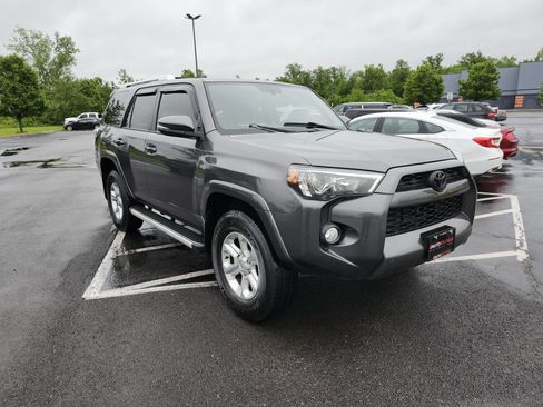 Used 2018 Toyota 4Runner SR5 Premium AWD/4WD image 2