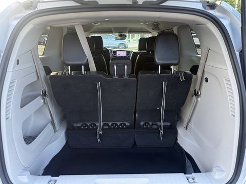 Used 2024 Chrysler Pacifica Touring-L FWD image 29