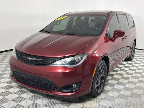 Used 2018 Chrysler Pacifica Touring Plus w/ S Appearance Package FWD image 8