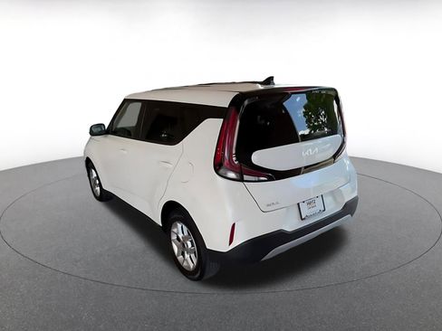 Used 2025 Kia Soul LX w/ LX Technology Package FWD image 9