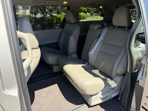 Used 2015 Toyota Sienna XLE Premium FWD image 9