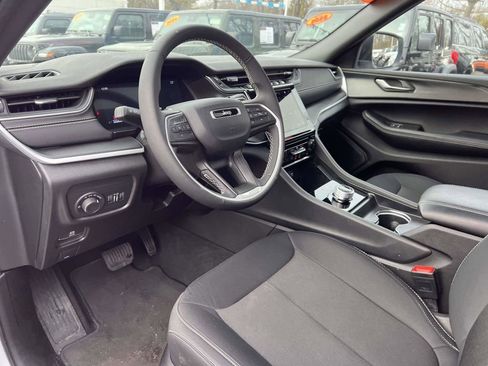 Used 2025 Jeep Grand Cherokee L Laredo image 14