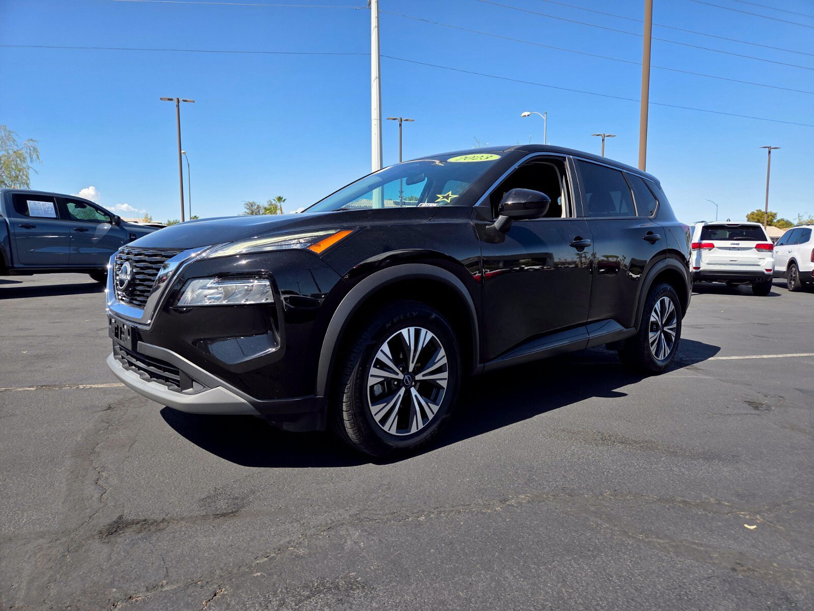 Used 2023 Nissan Rogue SV FWD image 2