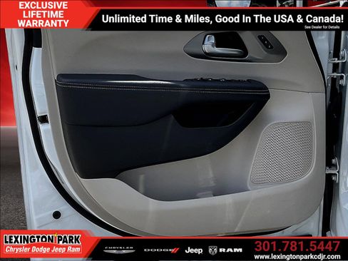 Used 2024 Chrysler Pacifica Touring-L FWD image 19