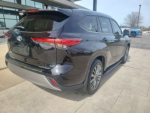 Used 2021 Toyota Highlander Platinum image 3