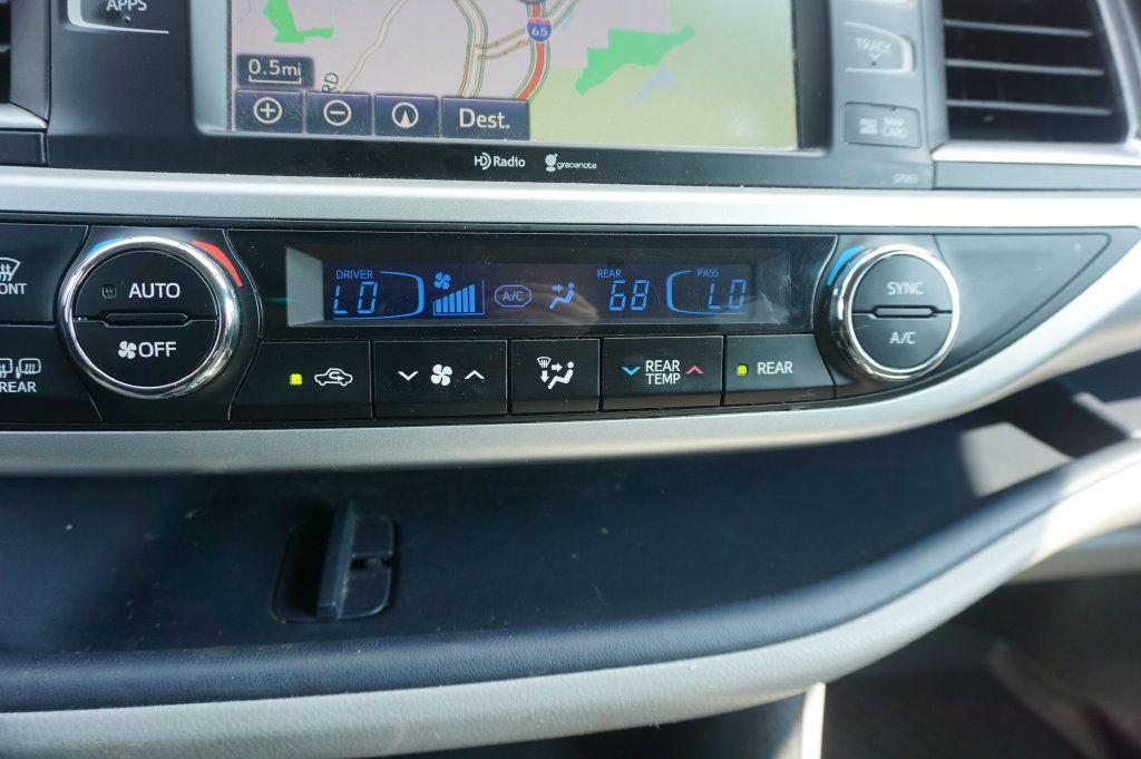 Used 2015 Toyota Highlander XLE FWD image 12