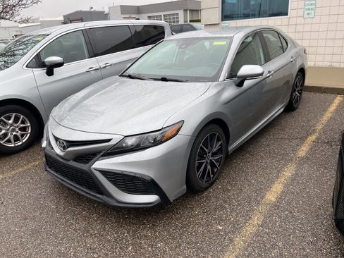 Used 2021 Toyota Camry SE w/ Cold Weather Package image 3