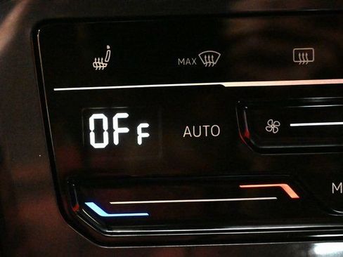 Used 2022 Volkswagen Tiguan SE w/ Panoramic Sunroof Package image 12