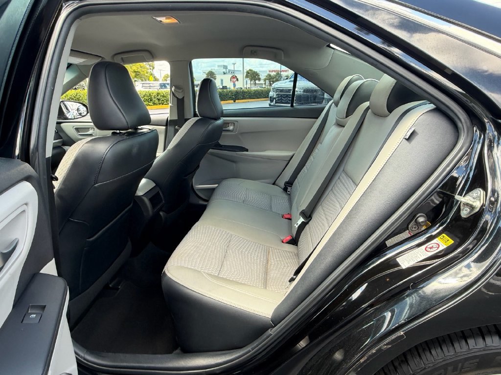 Used 2015 Toyota Camry SE FWD image 11