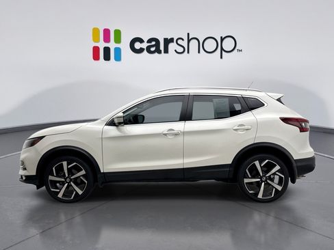 Used 2022 Chevrolet Bolt EUV LT w/ Comfort Package FWD image 2