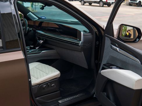 Used 2025 Cadillac Escalade V w/ LPO, Floor Liner Package AWD/4WD image 37