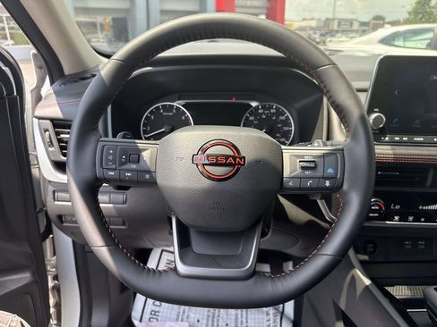 Used 2025 Nissan Rogue SV AWD/4WD image 24