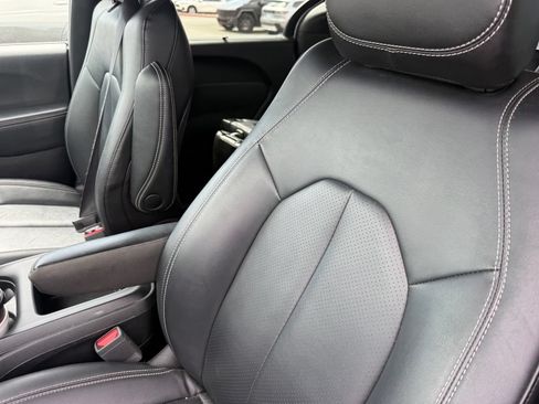 Used 2025 Chrysler Pacifica Select FWD image 10