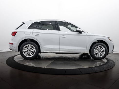 Certified 2023 Audi Q5 2.0T Premium w/ Convenience Package AWD/4WD image 3