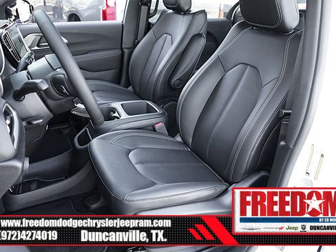 New 2025 Chrysler Voyager LX image 13