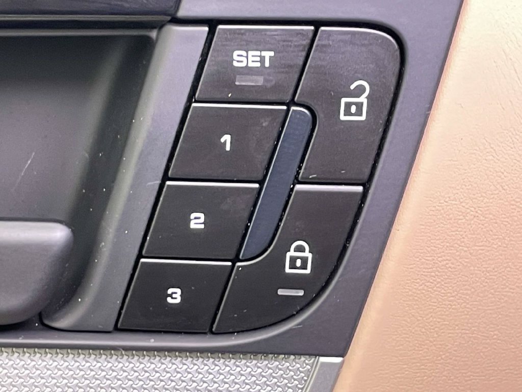 Certified 2024 Porsche Cayenne AWD/4WD image 35