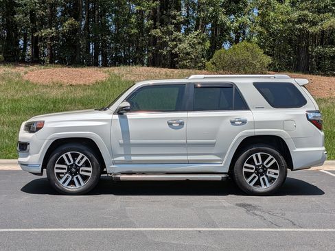 Used 2018 Toyota 4Runner Limited AWD/4WD image 2