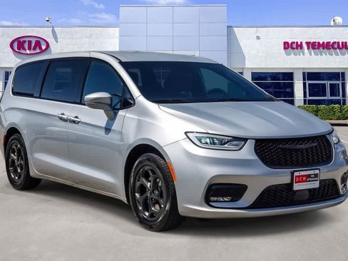 Used 2022 Chrysler Pacifica Touring-L w/ S Appearance Package FWD image 3