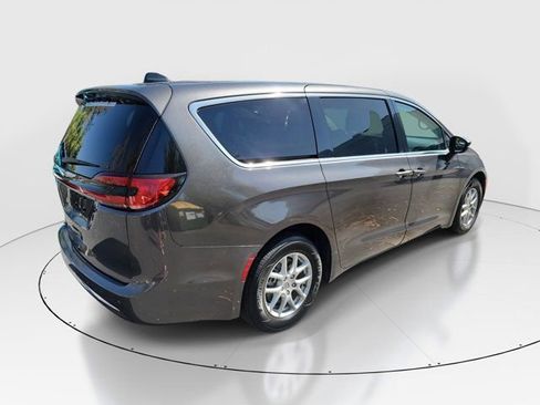 Used 2023 Chrysler Pacifica Touring-L FWD image 34