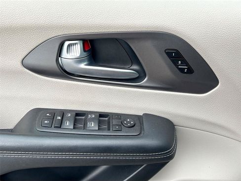 Used 2023 Chrysler Pacifica Touring-L FWD image 17