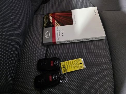 Used 2023 Toyota Corolla Cross SE image 9