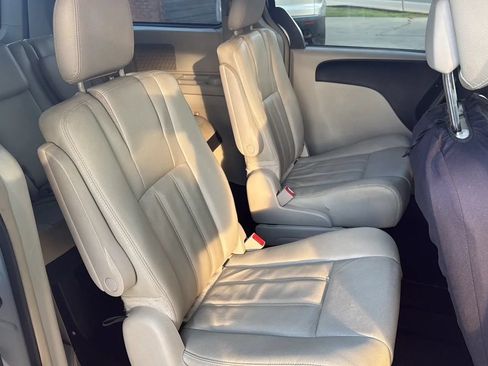 Used 2015 Chrysler Town & Country Touring FWD image 21