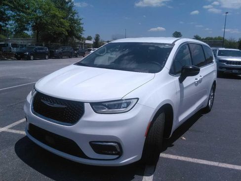 Used 2024 Chrysler Pacifica Touring-L FWD image 4